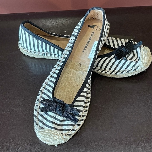 Shangu blank and white stripe new with tag size 9 slip on flats - Picture 1 of 14